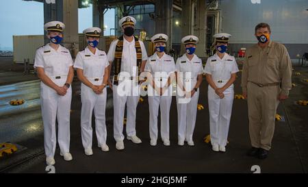 210813-N-LK667-0322 TEMA, Ghana (agosto 13, 2021) il Capitano Chad Graham, ufficiale comandante, USS Hershel 'Woody' Williams, terzo da sinistra, e il Capitano Joseph Darlak, comandante militare della nave Sealift, destra, posano con gli internavali dell'Accademia Navale degli Stati Uniti seguendo un tour della base navale di Expeditionary Hershel 'Woody' Williams (ESB 4), 13 agosto 2021. Hershel 'Woody' Williams è in fase di dispiegamento programmato nell'area della Sixth Fleet degli Stati Uniti di operazioni a sostegno degli interessi e della sicurezza nazionali degli Stati Uniti in Europa e Africa. Foto Stock