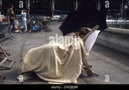 Giovane che dorme su una sedia a sdraio fuori da Buckingham Palace per le nozze del Principe Andrew e Sarah Ferguson nel luglio 23rd 1986 Foto Stock