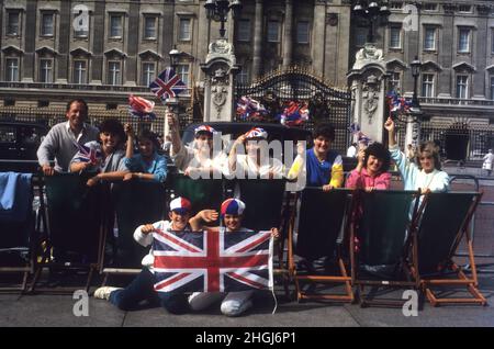 Folle sulle sedie a sdraio fuori da Buckingham Palace per le nozze del Principe Andrew e Sarah Ferguson nel luglio 23rd 1986 Foto Stock