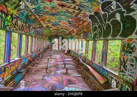 All'interno di un treno abbandonato con graffiti colorati sul canale del fiume Delaware in Lambertville NJ USA vicino a New Hope PA. Foto Stock