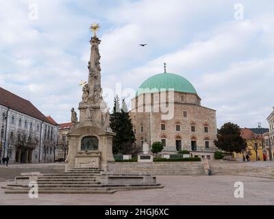 Statua della Santissima Trinità e moschea di Pasha Qasim in piazza Szechenyi nella città di Pecs Ungheria Europa Foto Stock
