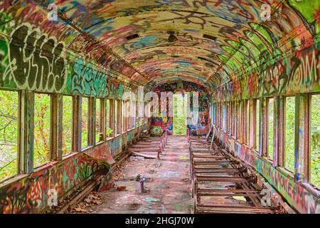 All'interno di un treno abbandonato con graffiti colorati sul canale del fiume Delaware in Lambertville NJ USA vicino a New Hope Pa. Foto Stock