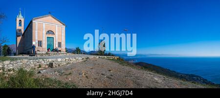 Antica Chiesa di nostra Signora della Guardia sul villaggio di Varazze sulla Riviera Italiana Foto Stock