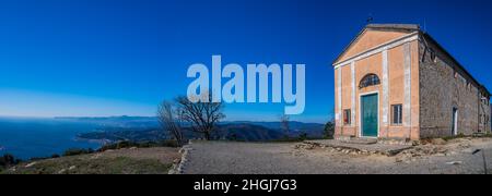 Antica Chiesa di nostra Signora della Guardia sul villaggio di Varazze sulla Riviera Italiana Foto Stock