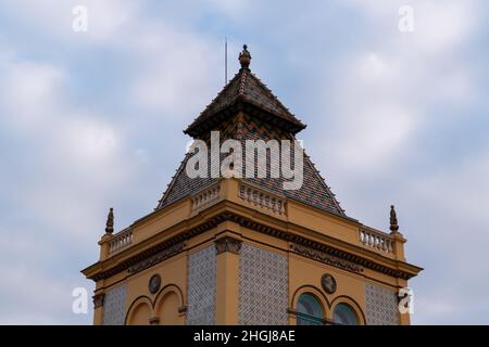 Edificio con ornamenti colorati e tegole nel quartiere culturale di Zsolnay a Pecs, Ungheria Foto Stock