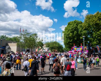 FALCON HEIGHTS, MN - 22 AGO 2019: La folla della fiera statale del Minnesota è il più grande raduno annuale del Minnesota e milioni di persone partecipano durante i due Foto Stock