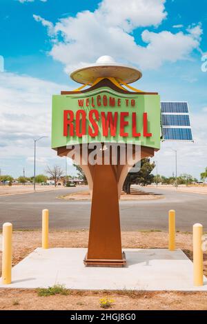 Il cartello 'Welcome to Roswell' UFO che segna i limiti della città di Roswell, New Mexico, USA Foto Stock