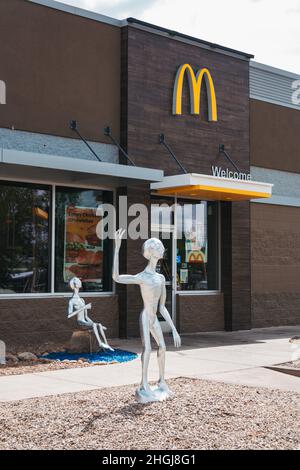 Un ristorante McDonald's a tema alieno a Roswell, New Mexico, USA, il luogo di un famoso incidente presumibilmente coinvolgendo un UFO extraterrestre Foto Stock