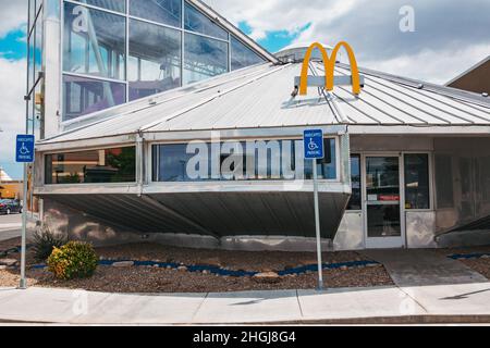 Ristorante McDonald's a tema UFO a Roswell, New Mexico, USA, la città in cui un piatto volante extraterrestre si sarebbe schiantato nel 1947 Foto Stock