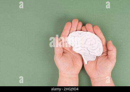 Tenere un cervello nelle mani, morbo di Parkinson, Alzheimer, demenza disturbo mentale, problemi psicologici, trombosi venosa cerebrale Foto Stock