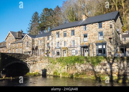 Prince Llewelyn,pub,hotel,case,di,proprietà,edifici,in,Beddgelert,an,attraente,villaggio,nella,Snowdonia, area, di, Gwynedd, Galles. La popolazione della comunità presa al censimento del 2011 era di 455 abitanti. Beddgelert si trova 13 miglia a nord di Porthmadog in una valle isolata alla confluenza di due fiumi, l'Afon Glaslyn e l'Afon Colwyn. Sopra l'incrocio dei fiumi, nel centro del villaggio, si trova il vecchio ponte in pietra a due archi.Rural, campagna, scenico, scenario, in,on,at,Snowdonia,Snowdonia National Park,Mid,North,West,Kingdom,North Wales,Wales,Welsh,GB,Great Britain,British,UK,United Foto Stock