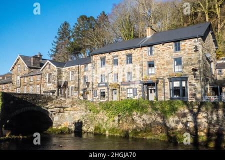 Prince Llewelyn,pub,hotel,case,di,proprietà,edifici,in,Beddgelert,an,attraente,villaggio,nella,Snowdonia, area, di, Gwynedd, Galles. La popolazione della comunità presa al censimento del 2011 era di 455 abitanti. Beddgelert si trova 13 miglia a nord di Porthmadog in una valle isolata alla confluenza di due fiumi, l'Afon Glaslyn e l'Afon Colwyn. Sopra l'incrocio dei fiumi, nel centro del villaggio, si trova il vecchio ponte in pietra a due archi.Rural, campagna, scenico, scenario, in,on,at,Snowdonia,Snowdonia National Park,Mid,North,West,Kingdom,North Wales,Wales,Welsh,GB,Great Britain,British,UK,United Foto Stock