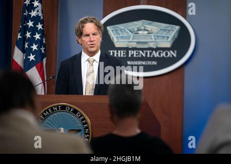 Garry Reed, direttore del gruppo d’azione per la crisi in Afghanistan del Dipartimento della Difesa, parla a un briefing stampa sul ritiro dell’Afghanistan al Pentagono, Washington, D.C., 16 agosto 2021. (DOD Foto Stock