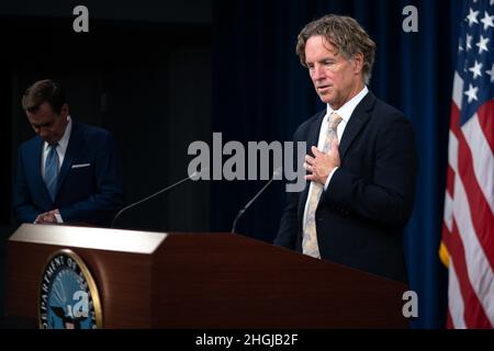 Garry Reed, direttore del gruppo d’azione per la crisi in Afghanistan del Dipartimento della Difesa, parla a un briefing stampa sul ritiro dell’Afghanistan al Pentagono, Washington, D.C., 16 agosto 2021. (DOD Foto Stock