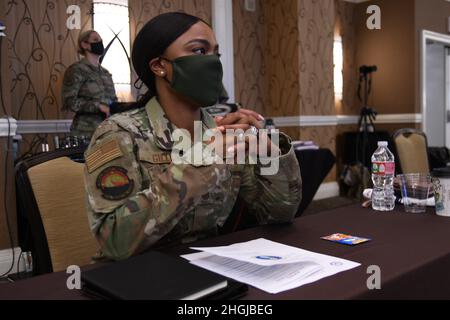 Senior Master Sgt. Ladiwina Gilly, sovrintendente alla produzione del 311° Squadrone Recruiting di Canonsburg, Pennsylvania, ascolta una presentazione durante il Simposio delle Donne "celebrare la Sisterhood attraverso l'empowerment, il progresso e il cambiamento", 10 agosto 2021 presso un hotel nel centro di San Antonio. Il simposio durò fino al 12 agosto e aveva più di 100 partecipanti in rappresentanza dell'Aeronautica militare, della Riserva dell'Aeronautica militare e della Guardia Nazionale dell'Aeronautica da tutti gli Stati Uniti Foto Stock