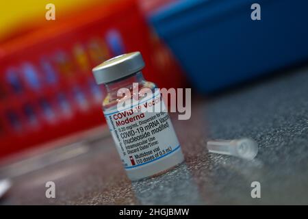 Londra, Regno Unito. 21st Jan 2022. Un flaconcino contenente il vaccino di richiamo Pfizer/BioNTech Covid-19 in un centro di vaccinazione. (Credit Image: © Dinendra Haria/SOPA Images via ZUMA Press Wire) Credit: ZUMA Press, Inc./Alamy Live News Foto Stock