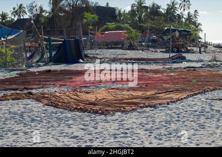 Reti da pesca disposte sulla sabbia nel villaggio di Nungwi, isola di Zanzibar, Africa, 11.12.2021 Foto Stock