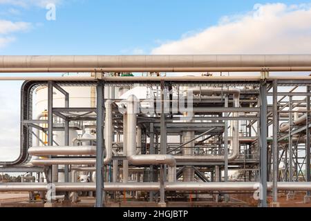 Dettaglio primo piano di tubazioni e tubi in un impianto di raffineria di gas Foto Stock