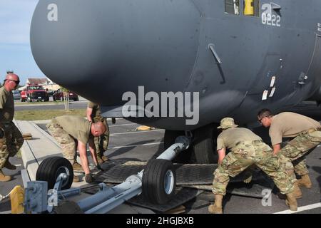 Air National Guard e Active Air Force Airmen spostano un aereo di ricerca e salvataggio CH-130 Hercules noto come "The Spirit of Long Island" e Triple Deuce per il suo numero a 0222 code alla sua nuova posizione al cancello di F.S. Gabreski Air National Guard base a Westhampton Beach, New York il 16 agosto 2021, per fungere da custode del cancello. L'aereo ha servito per oltre 50 anni, terminando il suo servizio con la Guardia Nazionale aerea di New York 106th Rescue Wing. Foto Stock