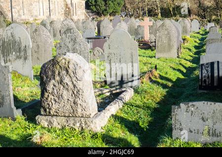 Chiesa di Santa Maria,un,piccolo,pittoresco,13th secolo,priorato,chiesa,che,ha sofferto,da,allagamento,in,agosto,2020,il cimitero ha vecchie lapidi,lapidi,fatto,di,ardesia, in,Beddgelert,un,villaggio,nella,Snowdonia, area, di, Gwynedd, Galles. La popolazione della comunità presa al censimento del 2011 era di 455 abitanti. Campagna,paesaggistica,paesaggistica,in,on,at,Snowdonia,Snowdonia National Park,Mid,North,West,Kingdom,North Wales,Wales,Welsh,GB,Great Britain,British,UK,United Foto Stock