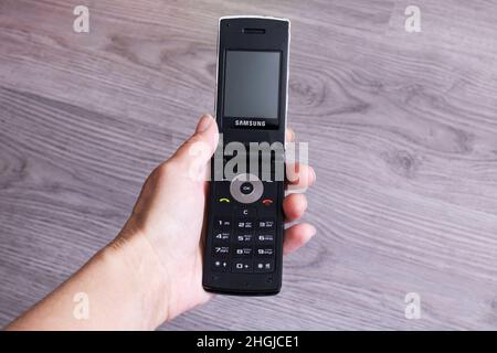 Bielorussia, Novopolotsk - 19 januay, 2022: Vecchio telefono samsung a portata di mano in primo piano Foto Stock