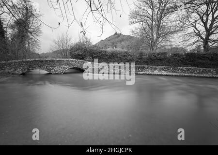 Lunga esposizione del fiume Avill che scorre sotto il ponte Gallox nel villaggio di Dunster nel Somerset Foto Stock