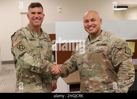 Poi Briga. Antonio V. Munera (a sinistra), il comandante generale per il 20 ° comando CBRNE, ha riconosciuto Chief Warrant Officer 3 Robert V. Hocog da armi di distruzione di massa coordinazione Team 2 per il suo lavoro con l'esercito degli Stati Uniti Sud durante l'esercizio fuso Risposta. Munera è stato da allora promosso a generale maggiore. Foto Stock