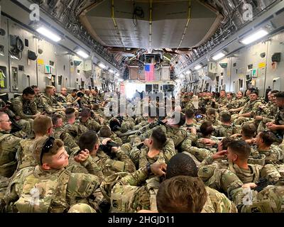 I soldati della Guardia Nazionale della Divisione di Fanteria del Minnesota del 34th impaccheranno un C-17 operato dall'Aeronautica militare degli Stati Uniti in agosto dopo il completamento della loro missione a Kabul, Afghanistan. Dispiegato a sostegno dell'operazione Spartan Shield, circa 400 soldati del 34th ID sono stati temporaneamente delocalizzati a Kabul, Afghanistan, e da allora sono arrivati in modo sicuro in Kuwait, dove sono assegnati. Foto Stock