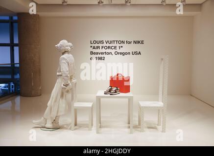 New York, Stati Uniti. 21st Jan 2022. I Louis Vuitton e Nike Expression of the 'Air Force 1' di Virgil Abloh sono in mostra prima dell'asta al Sotheby's di New York City venerdì 21 gennaio 2022. Foto di John Angelillo/UPI Credit: UPI/Alamy Live News Foto Stock