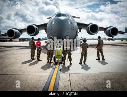 Gli airmen assegnati al 305th Maintenance Group si preparano a lanciare un C-17 Globemaster III assegnato alla 305th Air Mobility Wing alla base congiunta McGuire-Dix-Lakehurst, N.J., 18 agosto 2021. La 305a AMW è responsabile della fornitura di una mobilità globale rapida agli Stati Uniti e ai suoi alleati in tutto il mondo. La flotta C-17 dell’unità è stata riallocata per sostenere le operazioni a Kabul, Afghanistan. Foto Stock