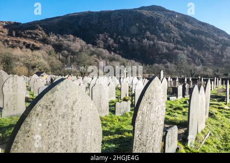 Chiesa di Santa Maria,un,piccolo,pittoresco,13th secolo,priorato,chiesa,che,ha sofferto,da,allagamento,in,agosto,2020,il cimitero ha vecchie lapidi,lapidi,fatto,di,ardesia, in,Beddgelert,un,villaggio,nella,Snowdonia, area, di, Gwynedd, Galles. La popolazione della comunità presa al censimento del 2011 era di 455 abitanti. Campagna,paesaggistica,paesaggistica,in,on,at,Snowdonia,Snowdonia National Park,Mid,North,West,Kingdom,North Wales,Wales,Welsh,GB,Great Britain,British,UK,United Foto Stock