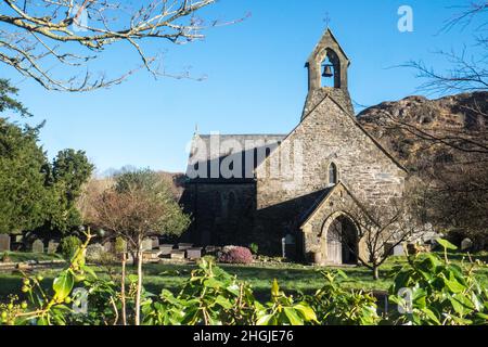 Chiesa di Santa Maria,un,piccolo,pittoresco,13th secolo,priorato,chiesa,che,ha sofferto,da,allagamento,in,agosto,2020,il cimitero ha vecchie lapidi,lapidi,fatto,di,ardesia, in,Beddgelert,un,villaggio,nella,Snowdonia, area, di, Gwynedd, Galles. La popolazione della comunità presa al censimento del 2011 era di 455 abitanti. Campagna,paesaggistica,paesaggistica,in,on,at,Snowdonia,Snowdonia National Park,Mid,North,West,Kingdom,North Wales,Wales,Welsh,GB,Great Britain,British,UK,United Foto Stock