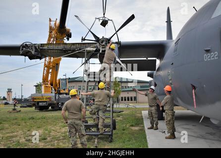 “The Spirit of Long Island” HC-130 Hercules Aircraft, numero di coda 0222, che ha visto il servizio durante la guerra del Vietnam e successivamente assegnato alla Guardia Nazionale aerea di New York 106th Rescue Wing situata alla base della Guardia Nazionale aerea di Francis S. Greski, Westhampton Beach, New York, fino al suo smantellamento nel 2019, Ha fatto i suoi motori e eliche aggiunto alla sua fusoliera il 18 agosto 2021. Il piano è ora un display statico all'ingresso della base. Lo smontaggio, lo spostamento e il riassemblaggio sono stati completati dai membri del servizio della Guardia Nazionale dell'aria di New York, Connecticut, Arkansas, e dell'Aeronautica militare statunitense Acti Foto Stock