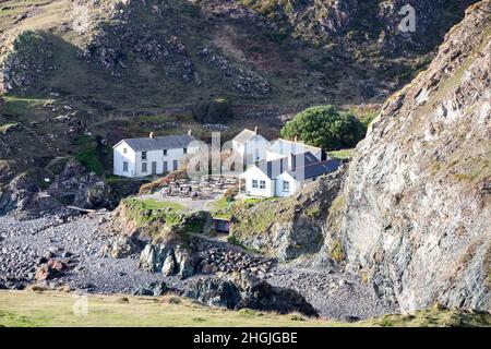 Cornwall, Regno Unito. 21st gennaio 2022, la gente era fuori godendo le viste stupefacenti e il sole glorioso a Kynance Cove in Cornovaglia. Il tempo era ancora un po' freddo alle 8C. Il paesaggio è spettacolare con una spiaggia di sabbia dorata e alte scogliere, ideale per una passeggiata pomeridiana.Credit: Keith Larby/Alamy Live News Foto Stock