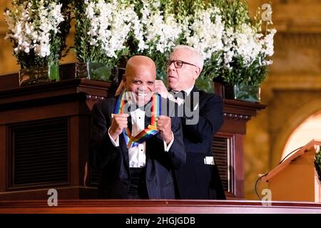 Washington, Stati Uniti d'America. 04 dicembre 2021. Il fondatore della Motown Records Berry Gordy reagisce come presidente del Kennedy Center David Rubenstein presenta il suo premio alla cerimonia di premiazione del Kennedy Center Honors Medallion del 2021 alla Biblioteca del Congresso, 4 dicembre 2021 a Washington, DC. Credit: Shawn Miller/Library of Congress/Alamy Live News Foto Stock