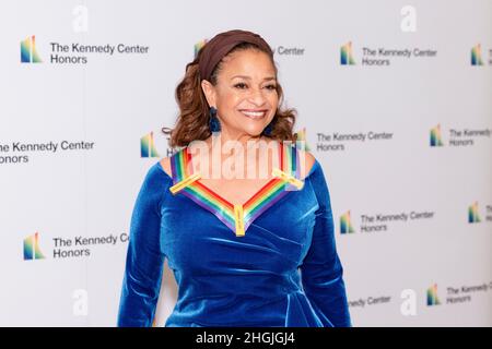 Washington, Stati Uniti d'America. 04 dicembre 2021. L'attrice Debbie Allen arriva per la cerimonia di premiazione del 2021 Kennedy Center Honors Medallion alla Biblioteca del Congresso, il 4 dicembre 2021 a Washington, DC. Credit: Shawn Miller/Library of Congress/Alamy Live News Foto Stock