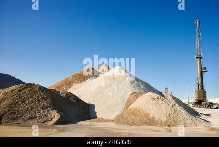 Magazzino di materiali da costruzione, sabbie di vario tipo e colori Foto Stock