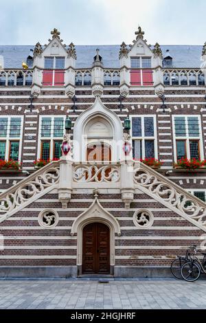 Scala d'ingresso principale e balcone del municipio Alkmaar nel centro di Alkmaar, Olanda del Nord, i Paesi Bassi Foto Stock