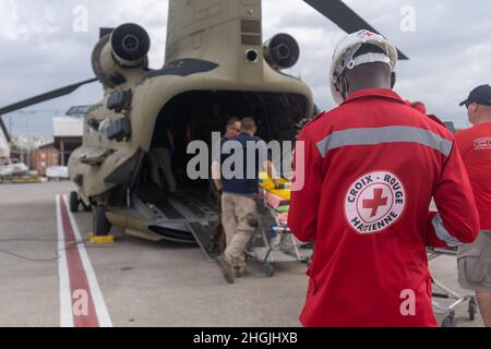 La squadra di Croix Rouge Haitienne è in attesa di evacuare una vittima a Port-au-Prince, Haiti, 20 agosto 2021. Joint Task Force-Bravo, Soto Cano Air base, Honduras, su richiesta della United Southern Command Task Force-Haiti, i membri del servizio si sono schierati per sostenere gli sforzi di soccorso per la popolazione di Haiti dopo che la nazione è stata colpita dal terremoto del 14 agosto. Foto Stock