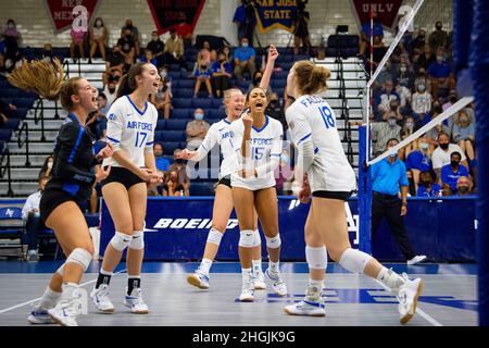 U.S. AIR FORCE ACADEMY, Colom. -- i membri della squadra di pallavolo femminile dell'Air Force festeggiano un punto durante una partita di mostra a casa contro Nebraska-Kearney, 21 agosto 2021. Foto Stock