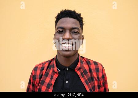 Ritratto di giovane adolescente africano felice sorridendo davanti alla macchina fotografica Foto Stock