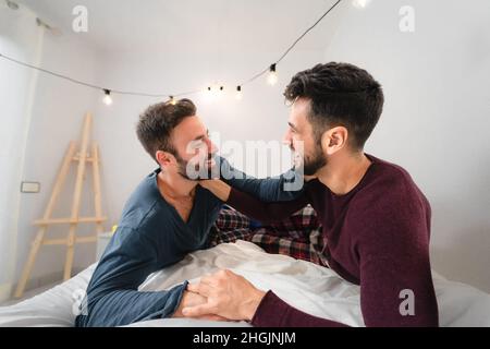 Felice coppia gay che ha momenti teneri in camera da letto - omosessuale relazione d'amore e concetto di uguaglianza di genere Foto Stock