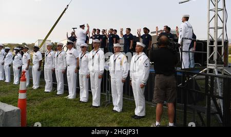 ADM posteriore. Doug Beal, direttore della riserva della generazione della forza di spedizione, recita il giuramento di inelistimento ai marinai più nuovi della Marina da Boise, Idaho, 23 agosto 2021, durante la settimana della Marina di Boise. Le settimane della Marina consistono in una serie di eventi coordinati dall'Ufficio della Marina di Comunità Outreach progettato per dare agli Americani un'occasione imparare circa la Marina, il relativo popolo e la relativa importanza alla sicurezza e alla prosperità nazionali. Foto Stock