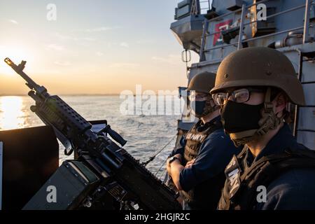 YOKOSUKA, Giappone (agosto 23, 2021) Fire Controlman 2nd Class Vaughn Olivo, da Beebe, Ark., e Gunners Mate 3rd Class John Rameta, da Tampa, Flao., guarda sul fuoco come Arleigh Burke-class Guided-missile Destroyer USS Barry (DDG 52) si mette in moto per sostenere MALABAR 2021 e la Japan Maritime Self-Defense Force. Barry è schierato a sostegno del Comandante, Task Force (CTF 71)/ Destroyer Squadron 15 (DESRON 15), il più grande DESRON schierato in avanti della Marina e la principale forza di superficie della 7a flotta statunitense. Foto Stock