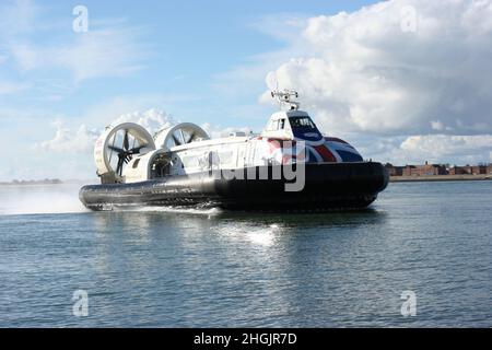 Hovercraft proveniente dall'isola di Wight a Southsea, Hampshire in una giornata di sole Foto Stock