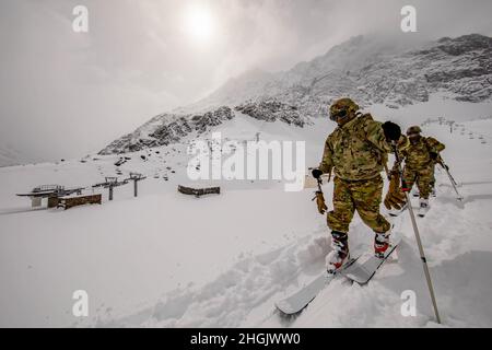 Soldati dell'esercito degli Stati Uniti Sgt. Matteo Hernandez e Sgt. Colin Anderson, fanti assegnati alla Bravo Company, 2° Battaglione, 87° Regiment fanteria, 2° Team di combattimento Brigata, 10° Divisione montagna, sci di fondo a Ski Portillo, Cile, 24 agosto 2021. I soldati hanno imparato le abilità di sopravvivenza della montagna, compreso lo sci di fondo, come parte dell'esercitazione di Vanguard del sud 2021 fra l'esercito degli Stati Uniti e l'esercito cileno. Foto Stock