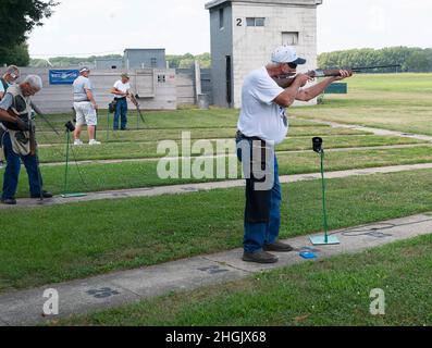 I concorrenti della Retiree Trap League si alternano a sparare a piccioni di argilla il 24 agosto 2021, al Rod and Gun Club sulla base dell'aeronautica militare di Wright-Patterson, Ohio. I microfoni raccolgono il comando di "tirare!" — attivazione della macchina ad attivazione vocale per avviare il disco. Foto Stock