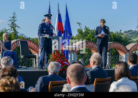 Briga dell'aeronautica degli Stati Uniti. Il generale Jason E. Bailey, comandante della 31esima ala dei combattenti, parla al Memoriale di Andraž a Andraž Nod Polzelo, Slovenia, 25 agosto 2021. Nel 1944, il bombardiere statunitense B-17 ‘Dark Eyes’ è stato abbattuto su Andraž Nod Polzelo e il memoriale di ‘Dark Eyes’ è stato dedicato il 22 marzo 2014. “Dark Eyes”, parte del 96° Squadrone, 2° Gruppo Bomber (Heavy), era in missione per bombardare il Duomo di Klagenfurt, in Austria, quando ha preso il flak pesante, esploso, e è andato giù. Foto Stock