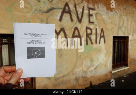 Una donna presenta a Roma il 21 gennaio 2022 il certificato 'Standard Green Pass' Covid 19. Secondo le più recenti normative del Governo Italiano, dal gennaio 21 per entrare in Università, uffici, banche, carceri, parrucchieri e chiodi è obbligatorio il certificato 'Standard Green Pass', ottenibile con un test rapido dell'antigene o con un test PCR. D'altro canto, per entrare in metropolitana, autobus, treni, traghetti, caffè, ristoranti, cinema, teatri, musei, Palestre, piscine, è obbligatorio il certificato 'Super Green Pass', che può essere ottenuto solo con 2 o 3 dos di vaccino Covid 19 Foto Stock