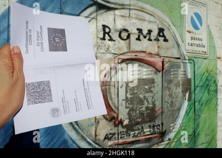 Una donna presenta a Roma il 21 gennaio 2022 il certificato 'Standard Green Pass' Covid 19. Secondo le più recenti normative del Governo Italiano, dal gennaio 21 per entrare in Università, uffici, banche, carceri, parrucchieri e chiodi è obbligatorio il certificato 'Standard Green Pass', ottenibile con un test rapido dell'antigene o con un test PCR. D'altro canto, per entrare in metropolitana, autobus, treni, traghetti, caffè, ristoranti, cinema, teatri, musei, Palestre, piscine, è obbligatorio il certificato 'Super Green Pass', che può essere ottenuto solo con 2 o 3 dos di vaccino Covid 19 Foto Stock